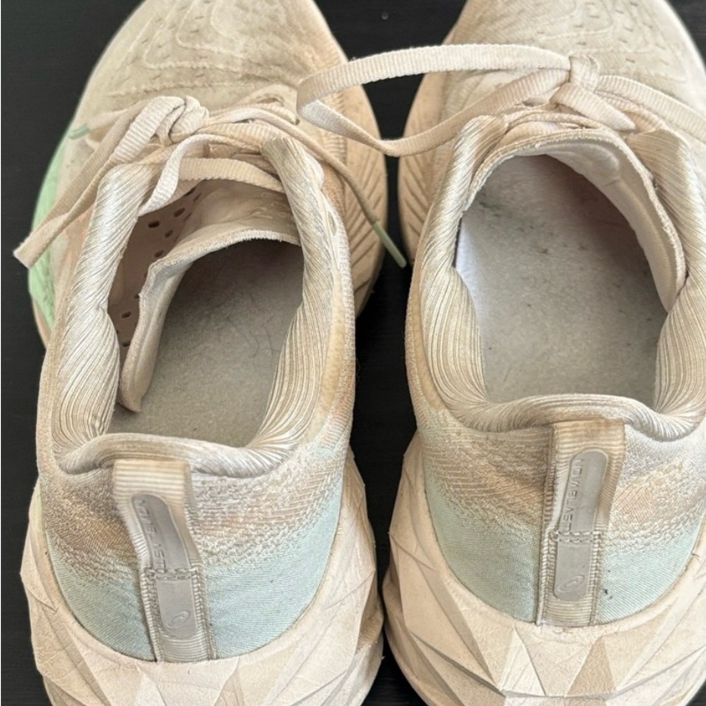 ASICS Women's Athletic Shoes Novablast 9.5 - Picture 2 of 4